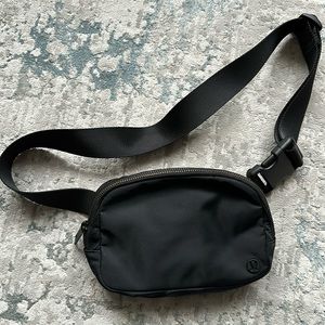 Lululemon belt bag in black